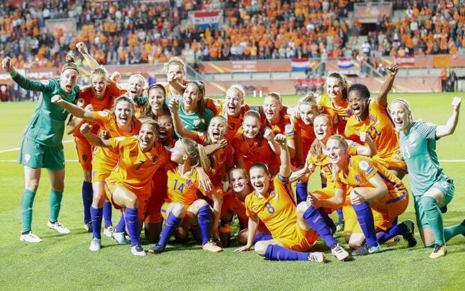 Bilder des Tages - SPORT (170804) -- ENSCHEDE, Aug. 4, 2017 -- Players of Netherlands celebrate after winning a UEFA Women s EURO 2017 soccer tournament semi-final match between Netherlands and England with 3-0 in Enschede, the Netherlands, Aug. 3, 2017. ) (SP)NETHERLANDS-UEFA-WOMEN S EURO-2017-SEMIFINAL-NETHERLANDS-ENGLAND YexPingfan 