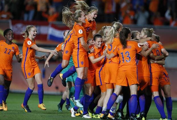 (170804) -- ENSCHEDE, Aug. 4, 2017 -- Players of Netherlands celebrate after winning a UEFA Women s EURO 2017 soccer tournament semi-final match between Netherlands and England with 3-0 in Enschede, the Netherlands, Aug. 3, 2017. ) (SP)NETHERLANDS-UEFA-WOMEN S EURO-2017-SEMIFINAL-NETHERLANDS-ENGLAND YexPingfan 