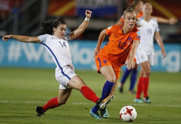 (170804) -- ENSCHEDE, Aug. 4, 2017 -- Karen Carney (L) of England competes during a UEFA Women s EURO 2017 soccer tournament semi-final match between Netherlands and England in Enschede, the Netherlands, Aug. 3, 2017. Netherlands won the game with 3-0. ) (SP)NETHERLANDS-UEFA-WOMEN S EURO-2017-SEMIFINAL-NETHERLANDS-ENGLAND YexPingfan 