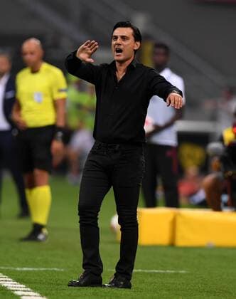 (170804) -- MILAN, Aug. 4, 2017 -- AC Milan s head coach Vincenzo Montella gestures during the Europa League third qualifying round second leg soccer match against U Craiova at the San Siro Stadium in Milan, Italy, Aug. 3, 2017. AC Milan won 2-0. ) (SP)ITALY-MILAN-SOCCER-EUROPA LEAGUE-AC MILAN-CRAIOVA AlbertoxLingria 