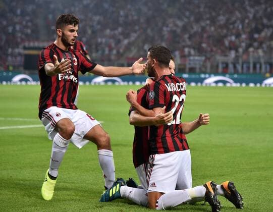 (170804) -- MILAN, Aug. 4, 2017 -- AC Milan s Giacomo Bonaventura (C) celebrates after scoring with his teammates during the Europa League third qualifying round second leg soccer match against U Craiova at the San Siro Stadium in Milan, Italy, Aug. 3, 2017. AC Milan won 2-0. ) (SP)ITALY-MILAN-SOCCER-EUROPA LEAGUE-AC MILAN-CRAIOVA AlbertoxLingria 