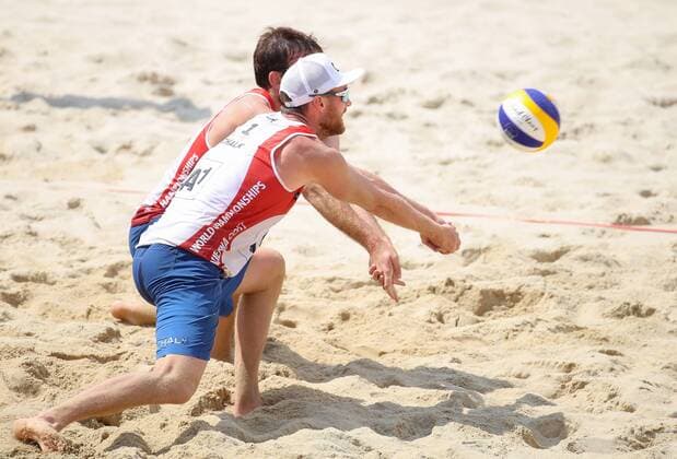 Beach volleyball Beachvolleyball - FIVB World Championships 2017 VIENNA,AUSTRIA,04.AUG.17 - BEACH VOLLEYBALL - FIVB World Championships. Image shows Chaim Schalk and Ben Saxton (CAN). GEPAxpictures xChristianxWalgram