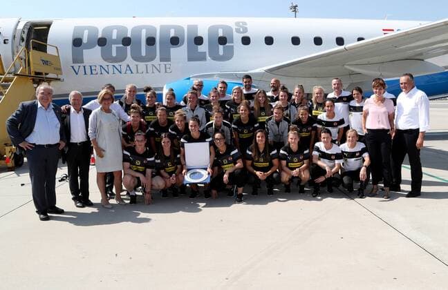 SOCCER - UEFA EURO EM Europameisterschaft Fussball 2017 SCHWECHAT,AUSTRIA,04.AUG.17 - WOMEN SOCCER - UEFA Women s European Championship EM Europameisterschaft 2017, arrival of team AUT at the airport Wien-Schwechat. Image shows Wolfgang Brandstetter, president Leo Windtner (OEFB), Johanna Mikl-Leitner, Pamela-Rendi Wagner, minister of sports and defence Hans-Peter Doskozil and the team of AUT. GEPAxpictures xChristianxOrt
