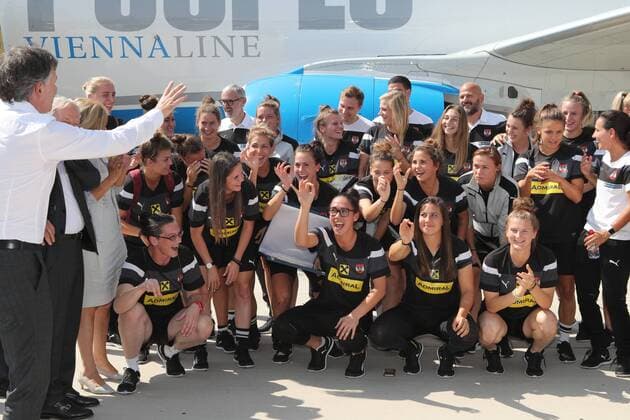 SOCCER - UEFA EURO EM Europameisterschaft Fussball 2017 SCHWECHAT,AUSTRIA,04.AUG.17 - WOMEN SOCCER - UEFA Women s European Championship EM Europameisterschaft 2017, arrival of team AUT at the airport Wien-Schwechat. Image shows sporting director Willi Ruttensteiner (OEFB), president Leo Windtner (OEFB) and the team of AUT. GEPAxpictures xChristianxOrt