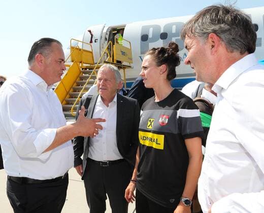 SOCCER - UEFA EURO EM Europameisterschaft Fussball 2017 SCHWECHAT,AUSTRIA,04.AUG.17 - WOMEN SOCCER - UEFA Women s European Championship EM Europameisterschaft 2017, arrival of team AUT at the airport Wien-Schwechat. Image shows minister of sports and defence Hans-Peter Doskozil, president Leo Windtner (OEFB), Viktoria Schnaderbeck (AUT) and sporting director Willi Ruttensteiner (OEFB). GEPAxpictures xChristianxOrt