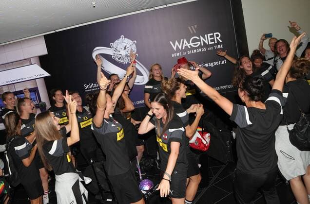 SOCCER - UEFA EURO EM Europameisterschaft Fussball 2017 SCHWECHAT,AUSTRIA,04.AUG.17 - WOMEN SOCCER - UEFA Women s European Championship EM Europameisterschaft 2017, arrival of team AUT at the airport Wien-Schwechat. Image shows the rejoicing of AUT. GEPAxpictures xChristianxOrt