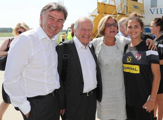 SOCCER - UEFA EURO EM Europameisterschaft Fussball 2017 SCHWECHAT,AUSTRIA,04.AUG.17 - WOMEN SOCCER - UEFA Women s European Championship EM Europameisterschaft 2017, arrival of team AUT at the airport Wien-Schwechat. Image shows sporting director Willi Ruttensteiner (OEFB), president Leo Windtner (OEFB), Johanna Mikl-Leitner and Marina Georgieva (AUT). GEPAxpictures xChristianxOrt