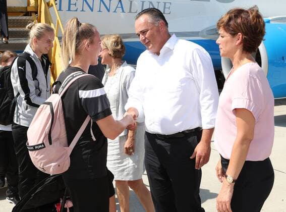 SOCCER - UEFA EURO EM Europameisterschaft Fussball 2017 SCHWECHAT,AUSTRIA,04.AUG.17 - WOMEN SOCCER - UEFA Women s European Championship EM Europameisterschaft 2017, arrival of team AUT at the airport Wien-Schwechat. Image shows Virginia Kirchberger (AUT), minister of sports and defence Hans-Peter Doskozil. GEPAxpictures xChristianxOrt