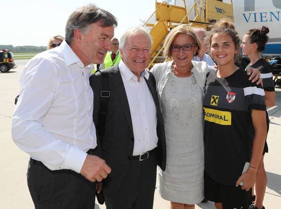 SCHWECHAT,AUSTRIA,04.AUG.17 - WOMEN SOCCER - UEFA Women s European Championship EM Europameisterschaft 2017, arrival of team AUT at the airport Wien-Schwechat. Image shows sporting director Willi Ruttensteiner (OEFB), president Leo Windtner (OEFB), Johanna Mikl-Leitner and Marina Georgieva (AUT).