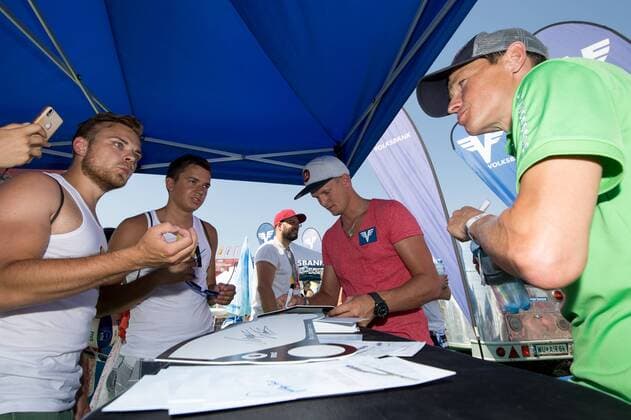 Beach volleyball Beachvolleyball - FIVB World Championships 2017 VIENNA,AUSTRIA,04.AUG.17 - BEACH VOLLEYBALL - FIVB World Championships. Image shows Thomas Morgenstern and Andreas Goldberger with fans at Volksbank stand. GEPAxpictures xMaticxKlansek