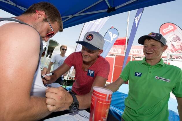 Beach volleyball Beachvolleyball - FIVB World Championships 2017 VIENNA,AUSTRIA,04.AUG.17 - BEACH VOLLEYBALL - FIVB World Championships. Image shows Thomas Morgenstern with fans at Volksbank stand. GEPAxpictures xMaticxKlansek