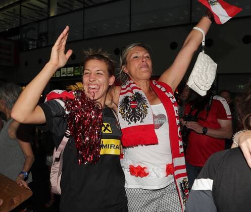 SOCCER - UEFA EURO EM Europameisterschaft Fussball 2017 SCHWECHAT,AUSTRIA,04.AUG.17 - WOMEN SOCCER - UEFA Women s European Championship EM Europameisterschaft 2017, arrival of team AUT at the airport Wien-Schwechat. Image shows Lisa Makas (AUT). GEPAxpictures xChristianxOrt