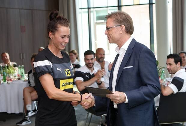 SOCCER - UEFA EURO EM Europameisterschaft Fussball 2017 VIENNA,AUSTRIA,04.AUG.17 - WOMEN SOCCER - UEFA Women s European Championship EM Europameisterschaft 2017, arrival at Vienna. Image shows ViktoriaÊSchnaderbeck (AUT) and Leodegar Pruschak (Raiffeisen). GEPAxpictures xChristianxWalgram