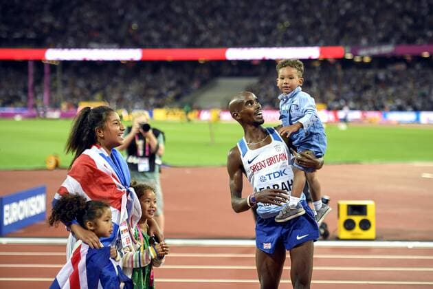 170804 Storbritanniens Mo Farah med familj jublar efter segern pa 10 000 meter under dag ett av friidrotts-VM den 4 augusti 2017 i London.  Copyright: JOELxMARKLUND BB170804JM058