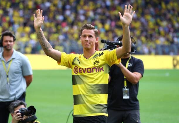 Freitag 04.08.2017, Saison 2017 2018, Saisoneröffnungsfeier des BVB 09 Borussia Dortmund Signal Iduna Park, Präsentation der Spieler: Erik Durm (BVB) winkt zu den Fans