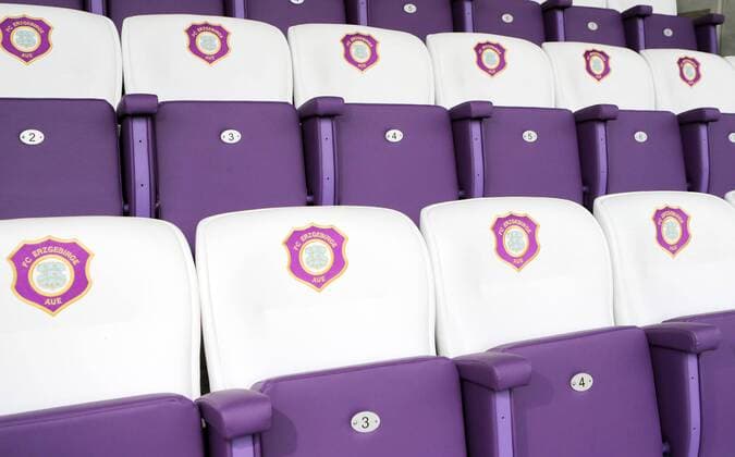 Fußball, Stadiongeschichte FC Erzgebirge Aue Aue, 02.08.2017, Erzgebirgsstadion, Fussball, 2.Bundesliga, FC Erzgebirge Aue , Stadionumbau, Einweihung der Haupttribüne , Im Bild: VIP - Sitz mit eingesticktem FCE Logo, Emblem ,