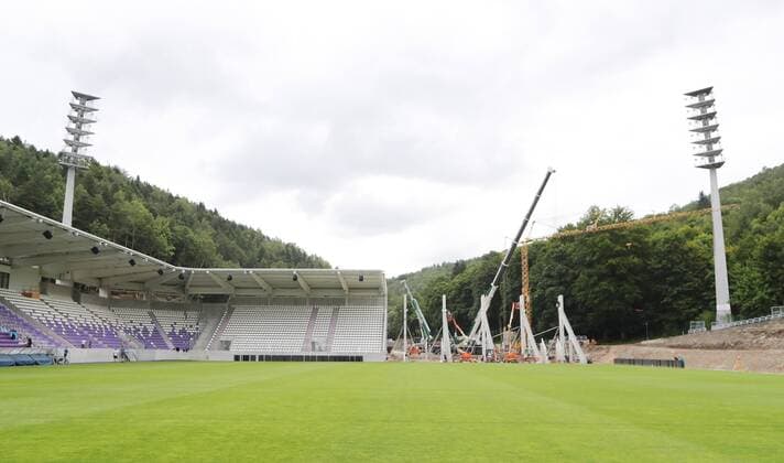 Fußball, Stadiongeschichte FC Erzgebirge Aue Aue, 02.08.2017, Erzgebirgsstadion, Fussball, 2.Bundesliga, FC Erzgebirge Aue , Stadionumbau, Einweihung der Haupttribüne , Im Bild: Blick auf die Osttribüne mit dem Neubau des Bereiches für die Auswärtsfans. ,