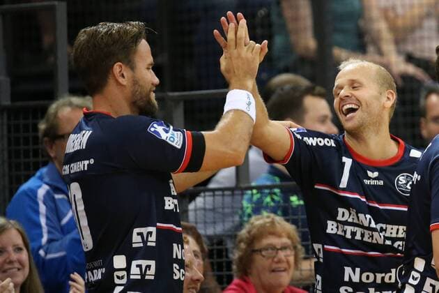 Flensburg, 04.08.17 Handball, Testspiel, Jacob Cement Cup, Saison 2017 2018, SG Flensburg Handewitt - Skjern Handbold : Anders Eggert (Skjern Handbold, 07) noch einmal im Trikot der SG Flensburg-Handewitt, Thomas Mogensen (SG Flensburg-Handewitt, 10)
