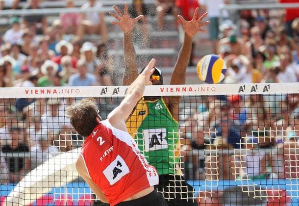 Beach volleyball Beachvolleyball - FIVB World Championships 2017 VIENNA,AUSTRIA,05.AUG.17 - BEACH VOLLEYBALL - FIVB World Championships. Image shows Ben Saxton (CAN) and Evandro Goncalves Oliveira Junior (BRA). GEPAxpictures xChristianxWalgram