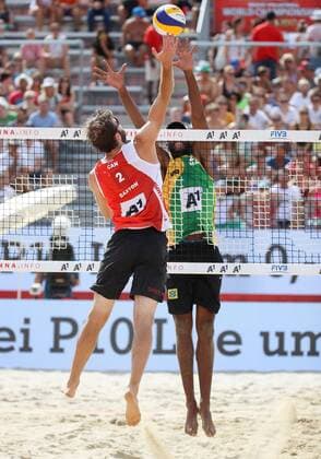 Beach volleyball Beachvolleyball - FIVB World Championships 2017 VIENNA,AUSTRIA,05.AUG.17 - BEACH VOLLEYBALL - FIVB World Championships. Image shows Ben Saxton (CAN) and Evandro Goncalves Oliveira Junior (BRA). GEPAxpictures xChristianxWalgram