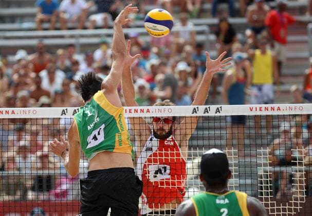 Beach volleyball Beachvolleyball - FIVB World Championships 2017 VIENNA,AUSTRIA,05.AUG.17 - BEACH VOLLEYBALL - FIVB World Championships. Image shows Andre Loyola Stein (BRA) and Ben Saxton (CAN). GEPAxpictures xChristianxWalgram