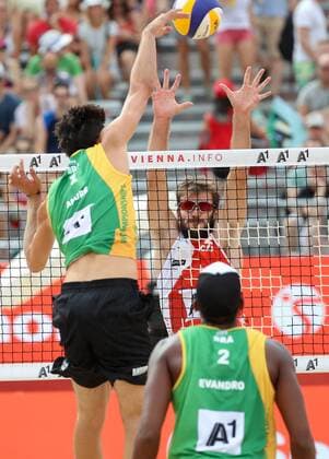 Beach volleyball Beachvolleyball - FIVB World Championships 2017 VIENNA,AUSTRIA,05.AUG.17 - BEACH VOLLEYBALL - FIVB World Championships. Image shows Andre Loyola Stein (BRA) and Ben Saxton (CAN). GEPAxpictures xChristianxWalgram