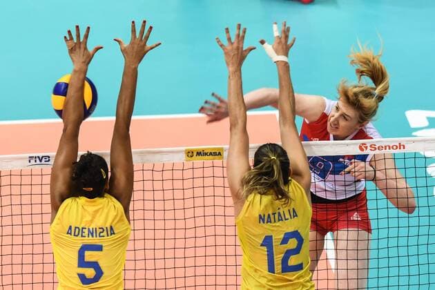 Bilder des Tages - SPORT Adenizia Da Silva, left, and Natalia Pereira of Brazil spike against Brankica Mihajlovic of Serbia during their match of the FIVB Volleyball World Grand Prix Finals 2017 in Nanjing city, east China s Jiangsu province, 5 August 2017. Brazil defeated Serbia 3-1 (20-25, 25-23, 25-14, 25-23). Brazil eliminates Serbia at FIVB Volleyball World Grand Prix Finals 2017  20170805_80131