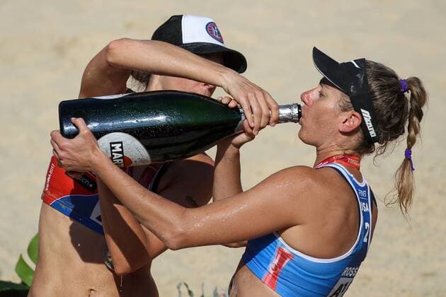 Beach volleyball Beachvolleyball - FIVB World Championships 2017 VIENNA,AUSTRIA,05.AUG.17 - BEACH VOLLEYBALL - FIVB World Championships, ladies, award ceremony. Image shows Lauren Fendrick and April Ross (USA). Kewyords: bottle, medal. GEPAxpictures xMaticxKlansek