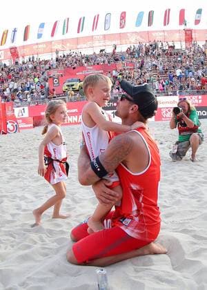Beach volleyball Beachvolleyball - FIVB World Championships 2017 VIENNA,AUSTRIA,05.AUG.17 - BEACH VOLLEYBALL - FIVB World Championships. Image shows Alexander Horst (AUT) with children. GEPAxpictures xChristianxWalgram