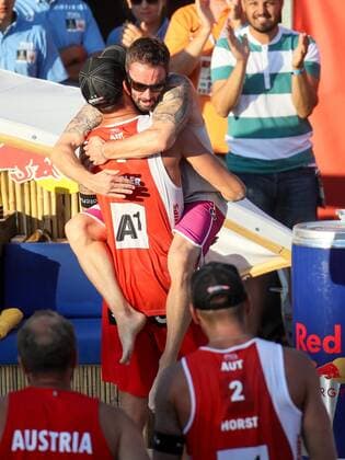 Beach volleyball Beachvolleyball - FIVB World Championships 2017 VIENNA,AUSTRIA,05.AUG.17 - BEACH VOLLEYBALL - FIVB World Championships, men. Image shows the rejoicing of Clemens Doppler (AUT) and fan. GEPAxpictures xMaticxKlansek