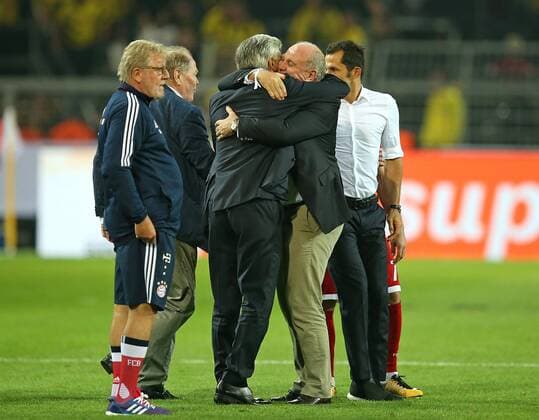 05.08.2017, DFL Supercup 2017, Borussia Dortmund - FC Bayern München, im Signal Iduna Park Dortmund. mi. v.l. Trainer Carlo Ancelotti (Bayern München) umarmt Präsident Uli Hoeneß (Bayern München) 