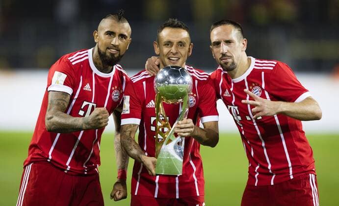 Dortmund, 05.08.2017 Schlussjubel: Arturo Vidal (FCB), Rafinha (FCB), Franck Ribery (FCB) mit Pokal Borussia Dortmund - FC Bayern München