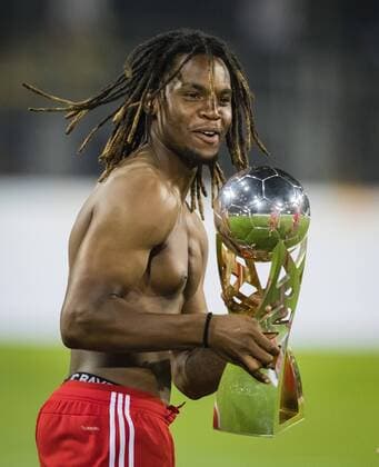 Dortmund, 05.08.2017 Schlussjubel: Renato Sanches (FCB) mit Pokal Borussia Dortmund - FC Bayern München