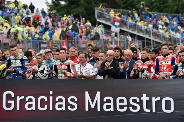 Bilder des Tages - SPORT MOTORSPORTS - MotoGP, Czech GP BRNO,CZECH REPUBLIC,06.AUG.17 - MOTORSPORTS, MOTORBIKE - MotoGP, Grand Prix of the Czech Republic, Automotodrom Brno. Image shows MotoGP drivers in in memory of Angel Nieto. GEPAxpictures xFritzxMueller