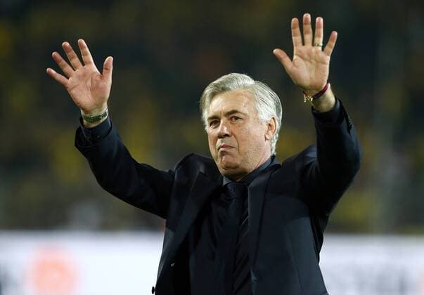 Trainer Carlo Ancelotti zu den Fans winkend Aktion Oberkoerper Oberkörper Fußball Fussball Supercup DFL Bundesliga Herren Saison 2017 2018 05.08.2017 BVB Borussia Dortmund vs. FC Bayern München FCB