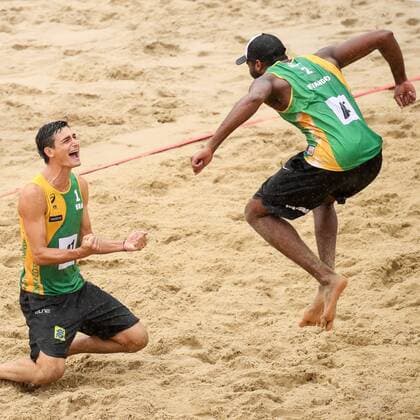 Beach volleyball Beachvolleyball - FIVB World Championships 2017 VIENNA,AUSTRIA,06.AUG.17 - BEACH VOLLEYBALL - FIVB World Championships, men. Image shows the rejoicing of Andre Loyola Stein and Evandro Goncalves Oliveira Junior (BRA). GEPAxpictures xMaticxKlansek