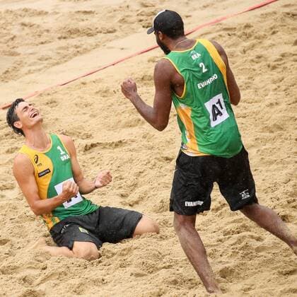 Beach volleyball Beachvolleyball - FIVB World Championships 2017 VIENNA,AUSTRIA,06.AUG.17 - BEACH VOLLEYBALL - FIVB World Championships, men. Image shows the rejoicing of Andre Loyola Stein and Evandro Goncalves Oliveira Junior (BRA). GEPAxpictures xMaticxKlansek
