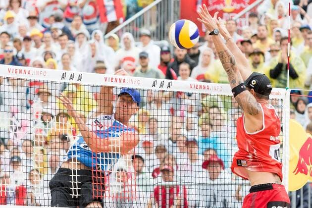 06.08.2017, Donauinsel, Wien, AUT, FIVB Beach volleyball Beachvolleyball WM, Wien, Halbfinale, im Bild v.l. Nikita Andrejewitsch Liamin (RUS), Clemens Doppler (AUT) f.l. Nikita Andrejewitsch Liamin of Russia Clemens Doppler of Austria during the Mens Semifinal match of the FIVB Beach Volleyball World Championships at the Donauinsel in Wien, Austria on 2017 08 06. Wien  EP_puc  