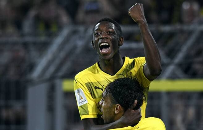 Fussball, Bundesliga, Deutschland, Herren, Saison 2017 2018, Supercup, Signal Iduna Park Dortmund: Bor. Dortmund, BVB (gelb) - FC Bayern München, FCB (rot) 6:7 n.E.; Jubel Pierre-Emerick Aubameyang (BVB) nach seinem Tor zum 2:1, zusammen mit Ousmane Dembele (BVB). Jubel, Freude, Aktion.