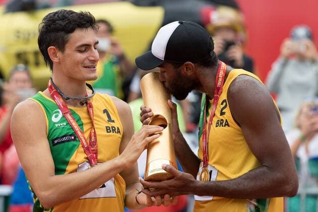 Beach volleyball Beachvolleyball - FIVB World Championships 2017 VIENNA,AUSTRIA,06.AUG.17 - BEACH VOLLEYBALL - FIVB World Championships, men, award ceremony. Image shows Andre Loyola Stein and Evandro Goncalves Oliveira Junior (BRA). Keywords: trophy, medals. GEPAxpictures xMaticxKlansek