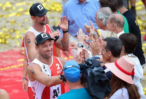 Beach volleyball Beachvolleyball - FIVB World Championships 2017 VIENNA,AUSTRIA,06.AUG.17 - BEACH VOLLEYBALL - FIVB World Championships. Image shows Alexander Horst, Clemens Doppler (AUT) and councelor Christian Kern (Austria). GEPAxpictures xChristianxWalgram