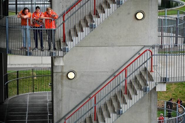 Bilder des Tages - SPORT Netherlands v Denmark UEFA Women s Euros 2017 General view of the exterior of the stadium showing Netherlands fans taking an elevated position to await the arrival of the team coach pictured ahead of the UEFA Women s Euros 2017 Final match at De Grolsch Veste, Enschede Copyright: xKristianxKanex FIL-10496-0010 UK Newspapers OUT
