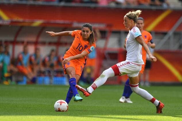 Danielle van de Donk (Niederlande) (10) spielt den Ball vor Sanne Troelsgaard (Daenemark, Denmark) (7), Fussball, UEFA Women s EURO 2017, Finale, Niederlande - Dänemark, xmkx