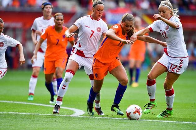 Zweikampf Sanne Troelsgaard (Daenemark, Denmark) (7) Lieke Martens (Niederlande) (11) Stine Larsen (Daenemark, Denmark) (12) am Strafraum von Dänemark, Fussball, UEFA Women s EURO 2017, Finale, Niederlande - Dänemark, xmkx