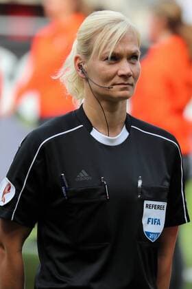 Bibiana Steinhaus (Schiedsrichterin, als Vierte Offizielle, Deutschland), Einzelbild, Aktion, Action, Fussball, UEFA Women s EURO 2017, Finale, Niederlande - Dänemark, xozx