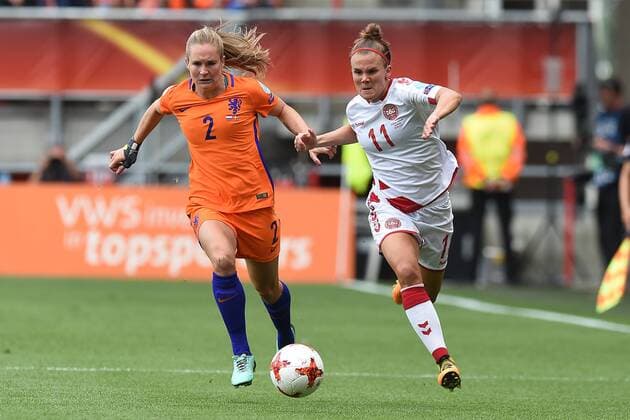 Fußball UEFA Women s Euro Finale Niederlande - Dänemark am 06.08.2017 im FC Twente Stadion in Enschede Desiree van Lunteren ( Niederlande ), links - Katrine Veje ( Dänemark ), rechts xRx