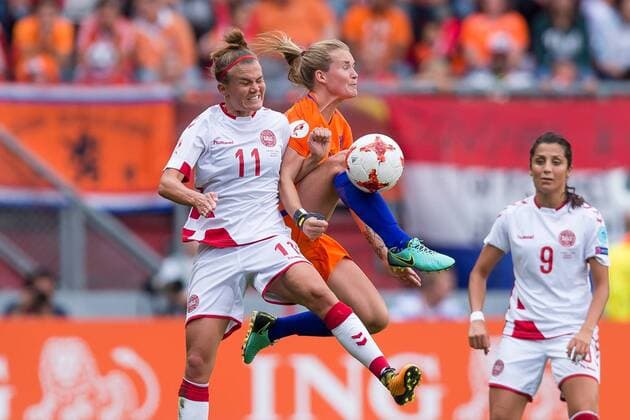 Enschede, Niederlande 19.07.2017, UEFA Frauen-EM, 2017, women s Euro 2017, Finale, Niederlande - Daenemark, Katrine Veje (DEN) und Desiree van Lunteren (NED) im zweikampf ( DeFodi001