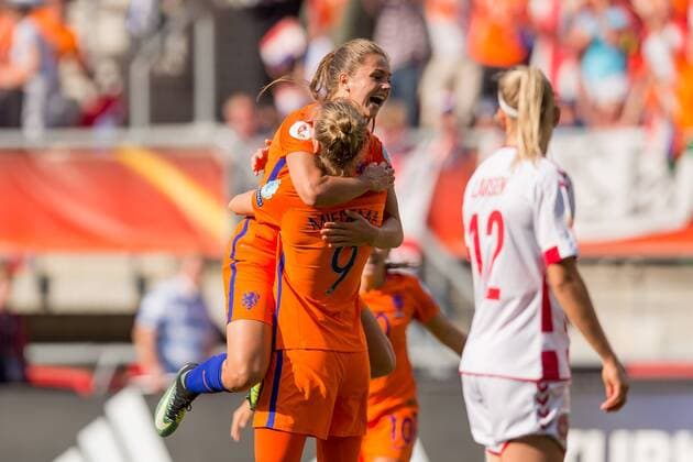 Enschede, Niederlande 19.07.2017, UEFA Frauen-EM, 2017, women s Euro 2017, Finale, Niederlande - Daenemark, Lieke Martens (NED) und Vivianne Miedema (NED) jubeln nach dem treffe zum 2:1 ( DeFodi001