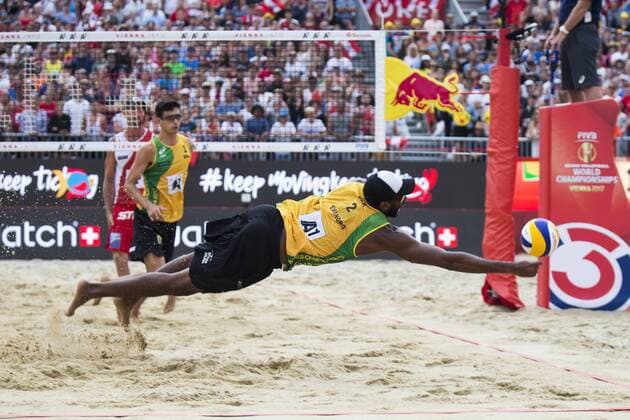 Bilder des Tages - SPORT VIENNA, AUSTRIA - AUGUST 06: Evandro Goncalves Oliveira Junior of Brazil in action during Day 10 of the FIVB Beach volleyball Beachvolleyball World Championships 2017 on August 6, 2017 in Vienna, Austria. (Photo by Michael Kunkel Hoch Zwei) Vienna Austria xHOCHxZWEIx