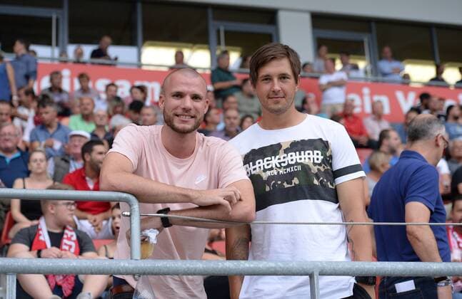Fussball, Herren, Saison 2017 2018, 3. Liga, Hallescher FC - FC Carl Zeiss Jena 0:2, v. l. Manfred Starke (FC Carl Zeiss Jena), Kevin Pannewitz (Probespieler FC Carl Zeiss Jena) auf der Tribüne, 01.08. 2017, Copyright: xMatthiasxKochx
